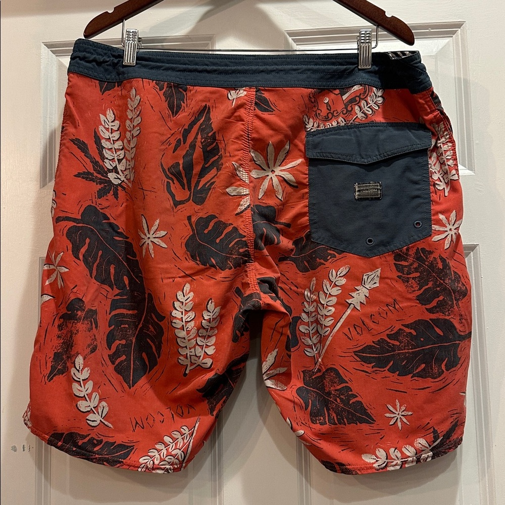 Volcom Board Shorts - Picture 2 of 6